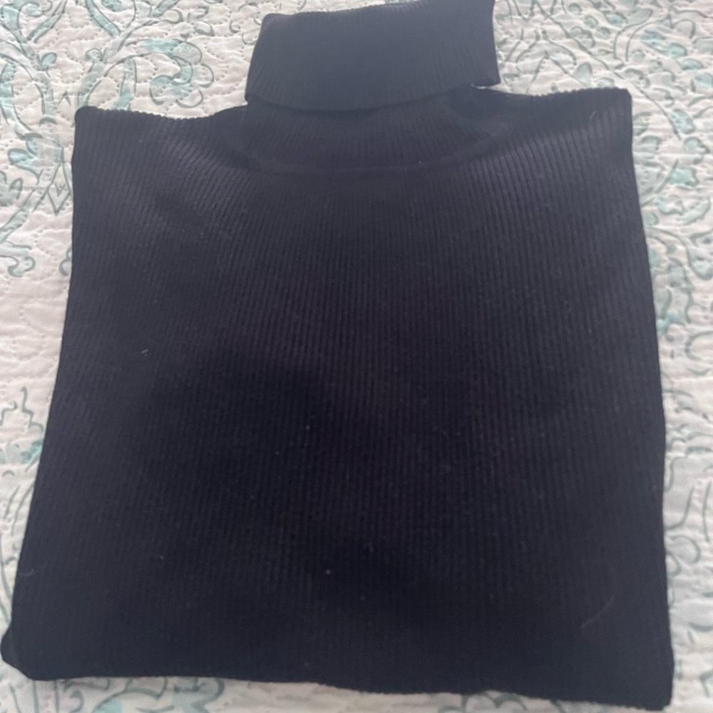 Ladies rubbed Black Turtleneck Sweater, like new